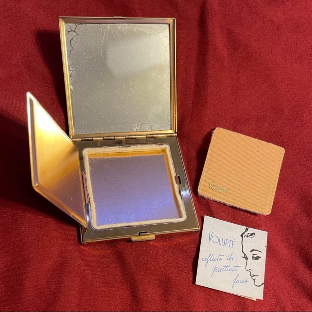 Volupte Vintage Compact With Puff